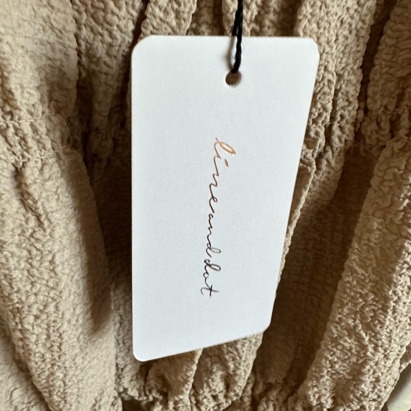 LINE AND DOT Cropped Top. Ruffles and Ruching with long sleeves. - Picture 6 of 11